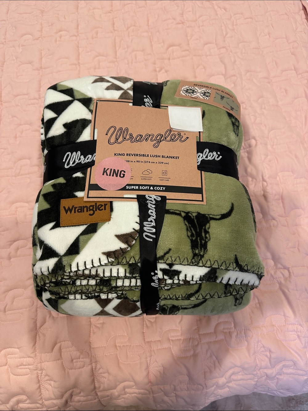 Wrangler Plush Reversible Blanket - Olive Green, White & Brown